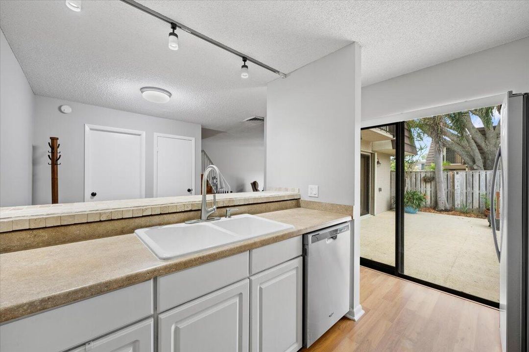 For Sale: $467,900 (2 beds, 2 baths, 1188 Square Feet)