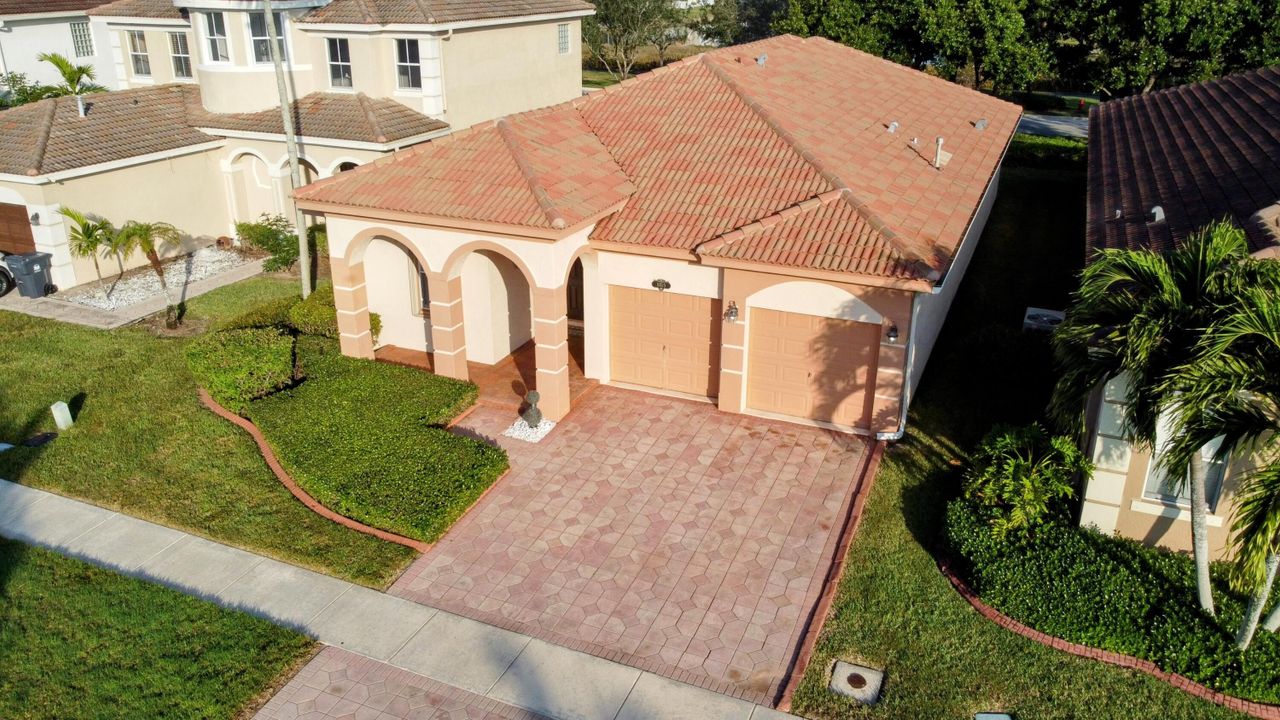 For Sale: $599,000 (3 beds, 2 baths, 2210 Square Feet)