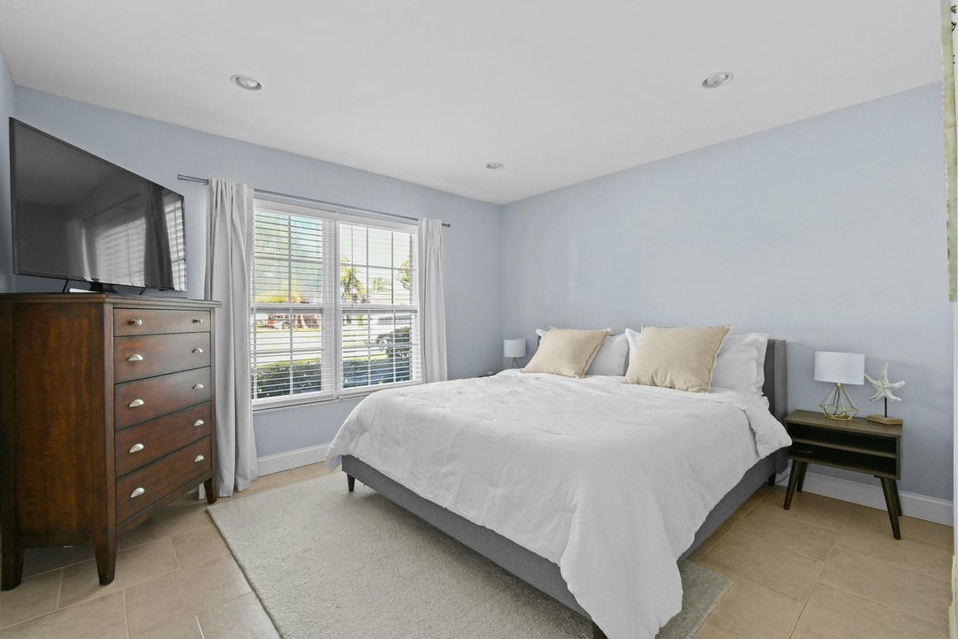 For Sale: $525,000 (2 beds, 1 baths, 891 Square Feet)