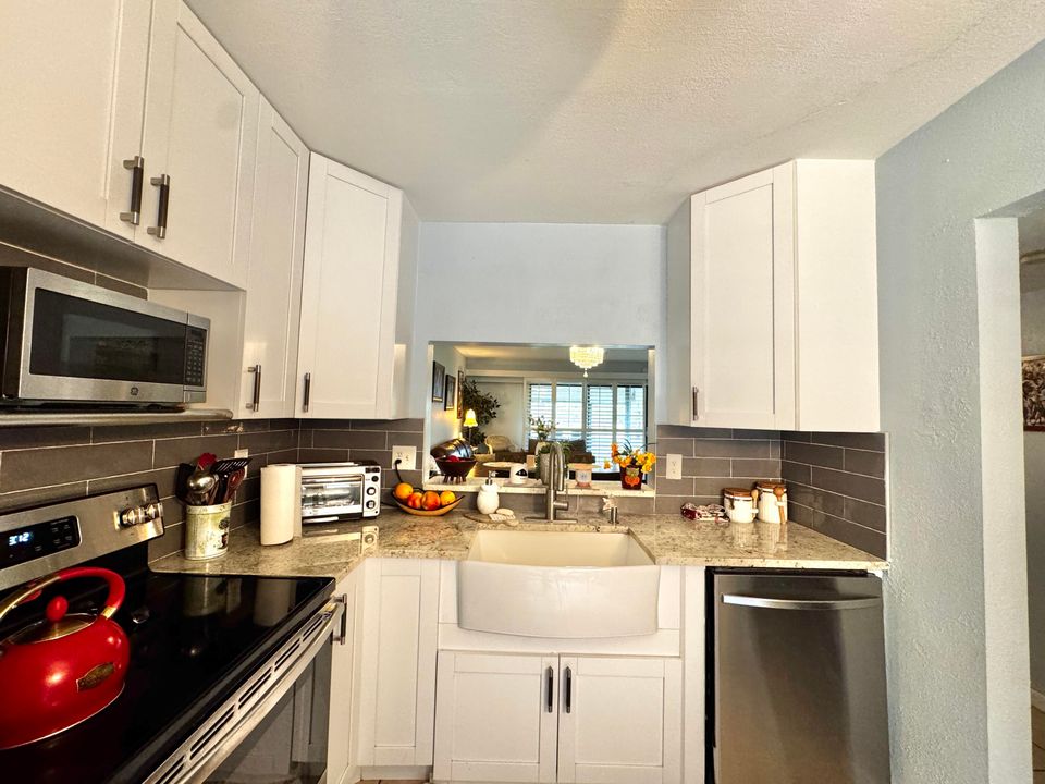 For Sale: $290,000 (2 beds, 2 baths, 899 Square Feet)