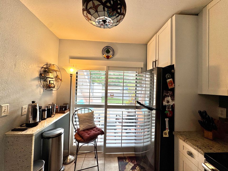 For Sale: $290,000 (2 beds, 2 baths, 899 Square Feet)