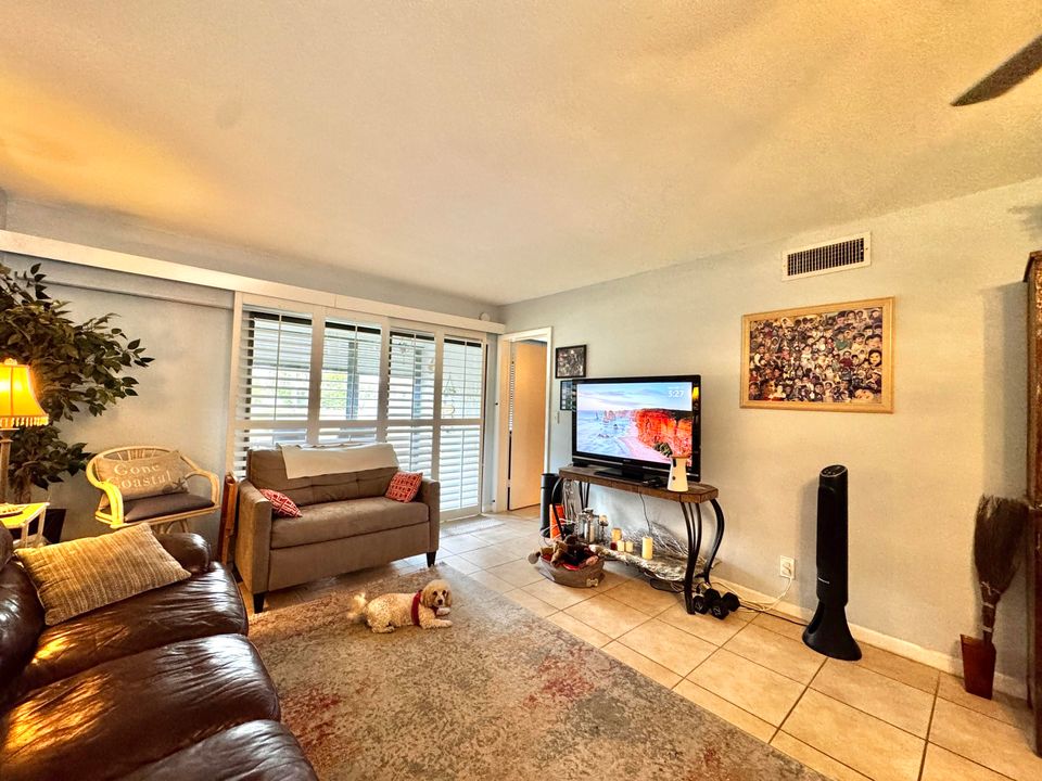 For Sale: $290,000 (2 beds, 2 baths, 899 Square Feet)