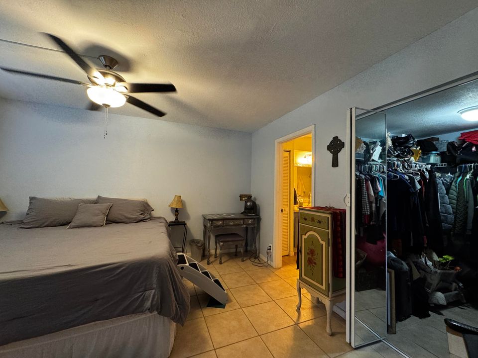 For Sale: $290,000 (2 beds, 2 baths, 899 Square Feet)