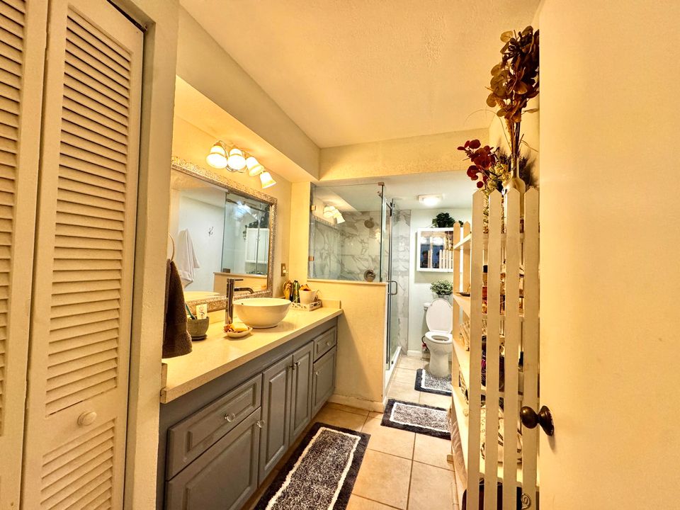 For Sale: $290,000 (2 beds, 2 baths, 899 Square Feet)