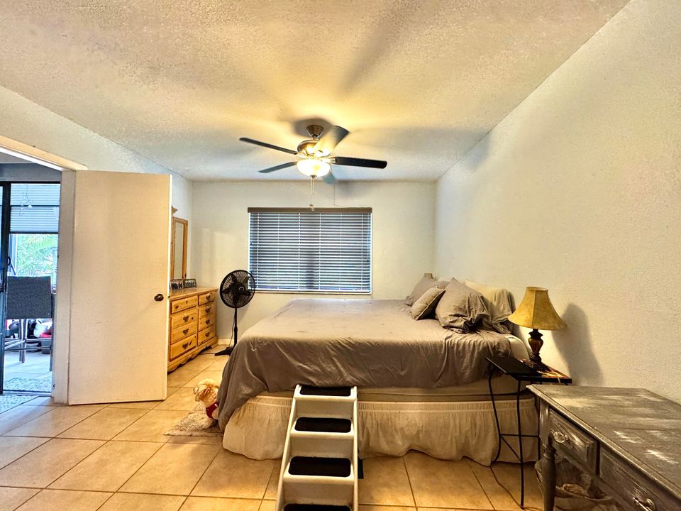 For Sale: $290,000 (2 beds, 2 baths, 899 Square Feet)