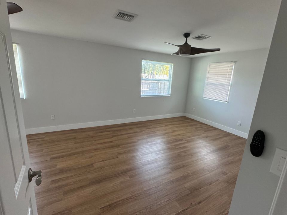 For Rent: $2,800 (3 beds, 1 baths, 1038 Square Feet)