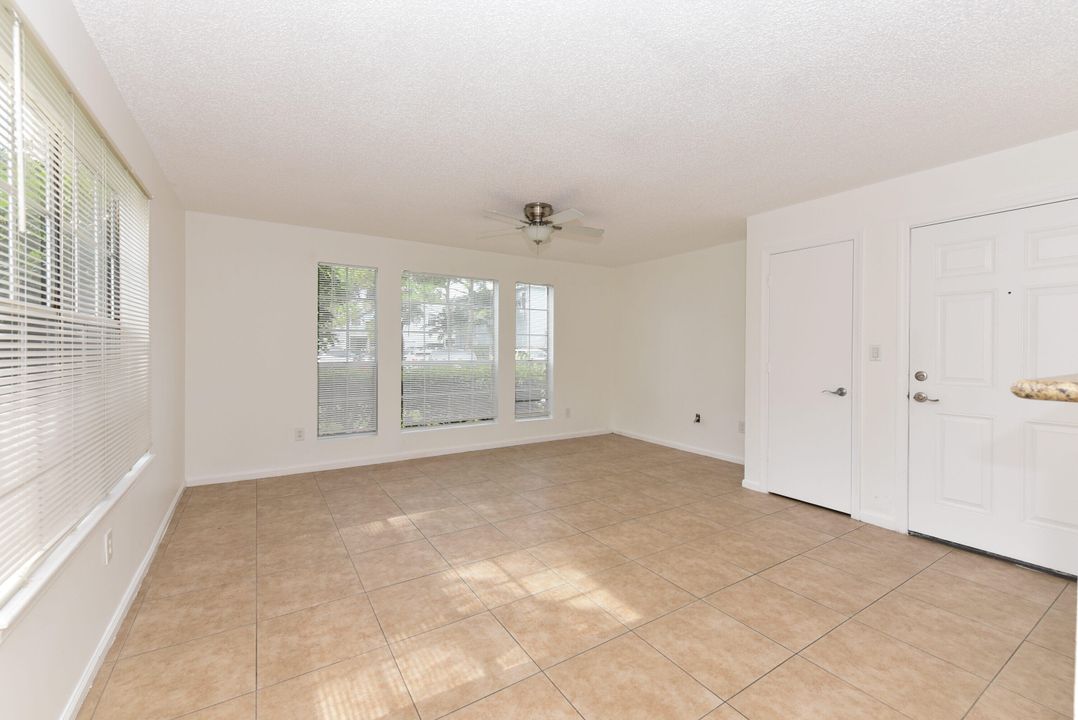 For Rent: $2,500 (2 beds, 2 baths, 948 Square Feet)