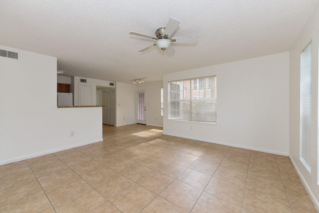 For Rent: $2,500 (2 beds, 2 baths, 948 Square Feet)