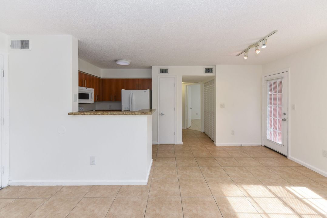 For Rent: $2,500 (2 beds, 2 baths, 948 Square Feet)