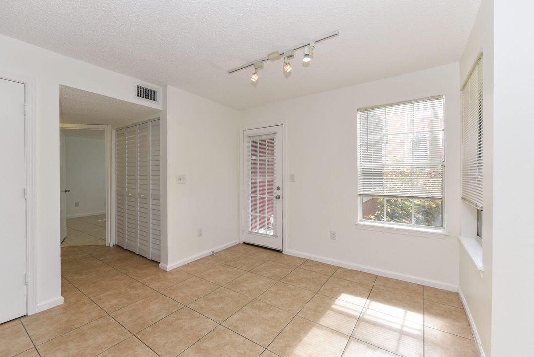 For Rent: $2,500 (2 beds, 2 baths, 948 Square Feet)