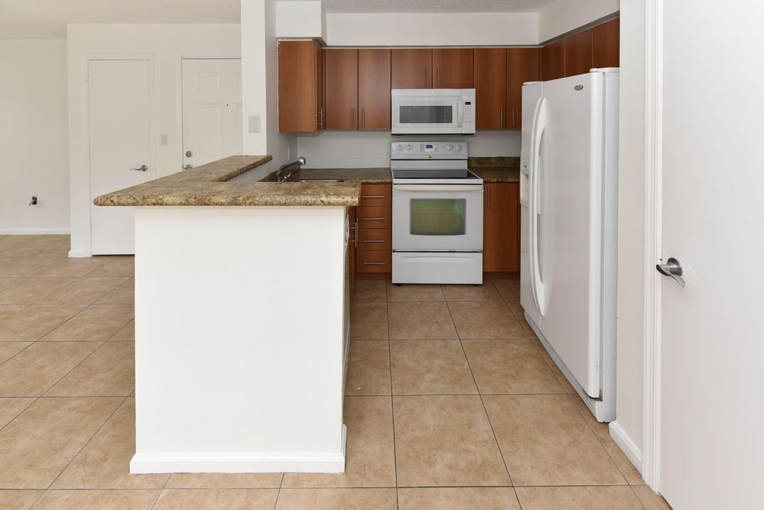 For Rent: $2,500 (2 beds, 2 baths, 948 Square Feet)