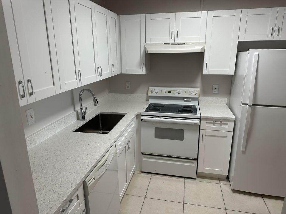 For Sale: $199,500 (1 beds, 1 baths, 688 Square Feet)