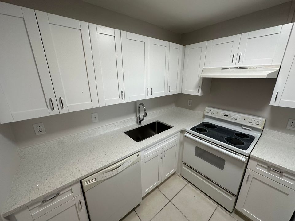 For Sale: $199,500 (1 beds, 1 baths, 688 Square Feet)