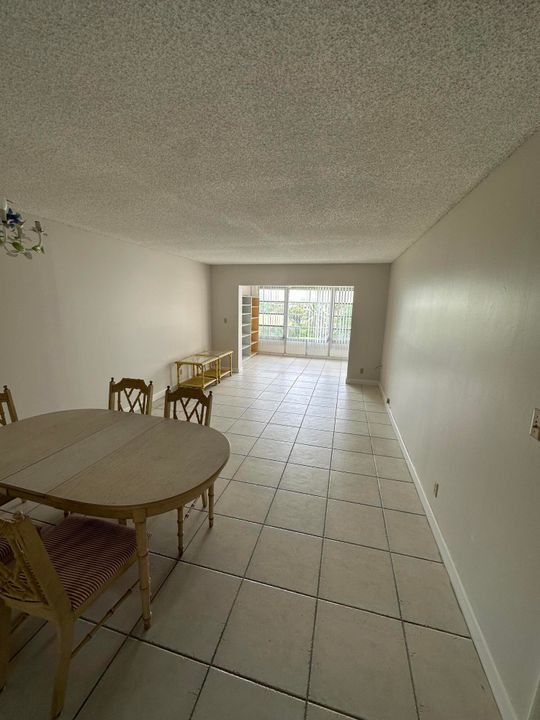 For Sale: $199,500 (1 beds, 1 baths, 688 Square Feet)