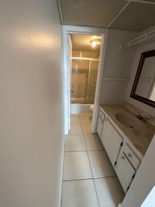 For Sale: $199,500 (1 beds, 1 baths, 688 Square Feet)