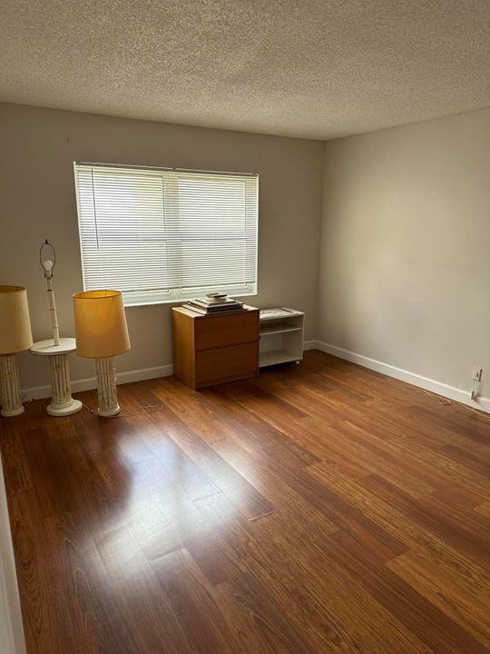 For Sale: $199,500 (1 beds, 1 baths, 688 Square Feet)