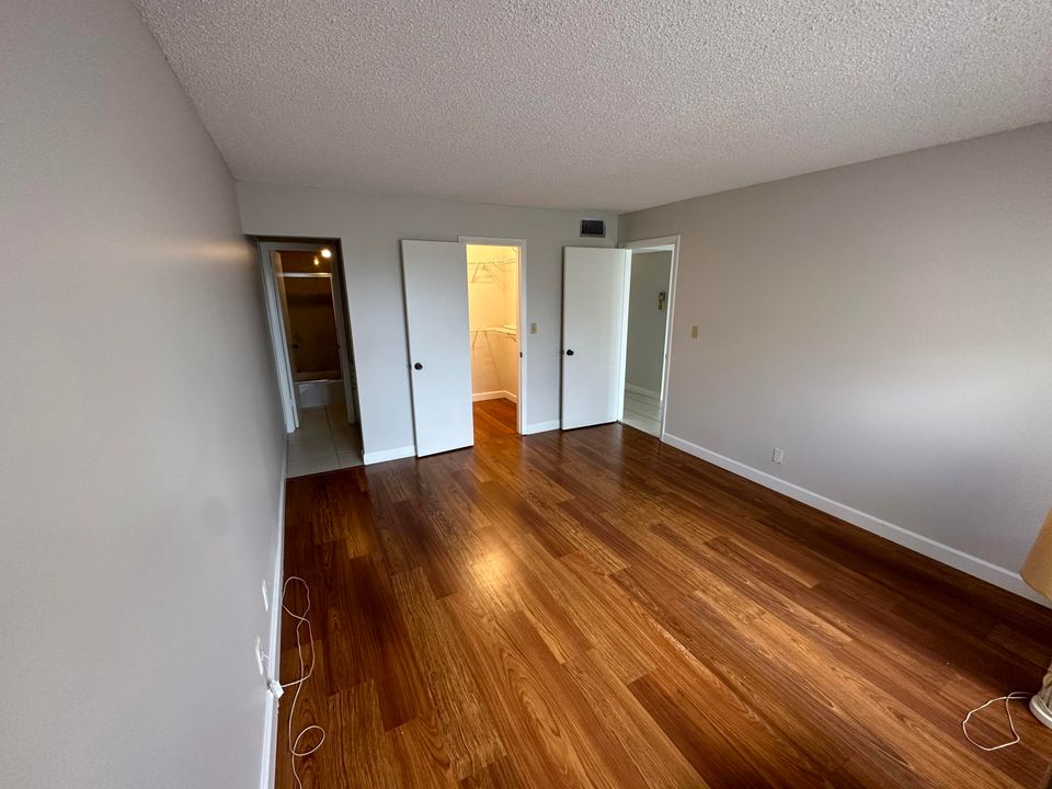 For Sale: $199,500 (1 beds, 1 baths, 688 Square Feet)