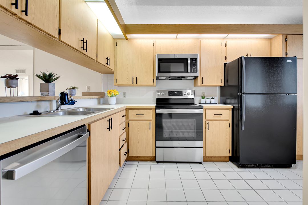 For Sale: $239,900 (2 beds, 2 baths, 1385 Square Feet)