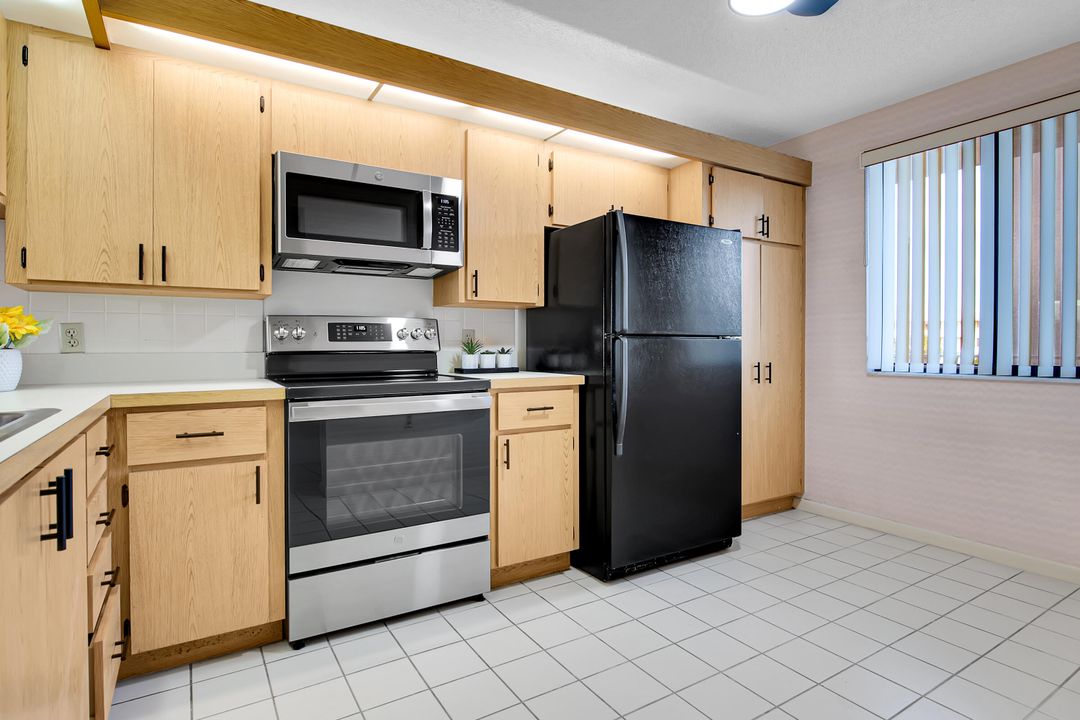 For Sale: $239,900 (2 beds, 2 baths, 1385 Square Feet)