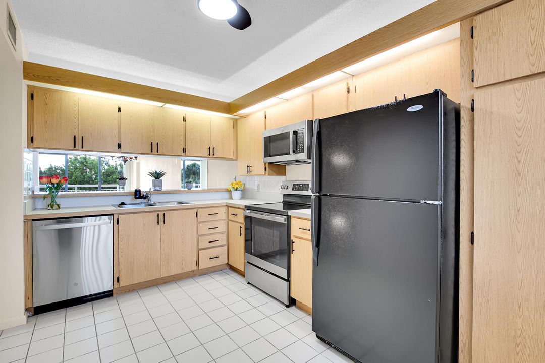 For Sale: $239,900 (2 beds, 2 baths, 1385 Square Feet)