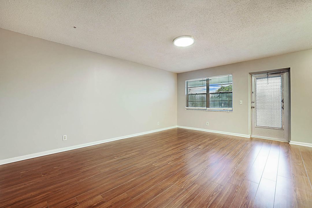 For Sale: $129,000 (2 beds, 1 baths, 798 Square Feet)