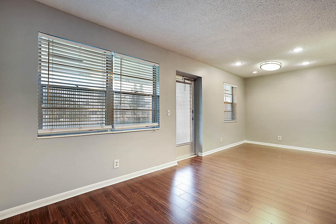 For Sale: $129,000 (2 beds, 1 baths, 798 Square Feet)