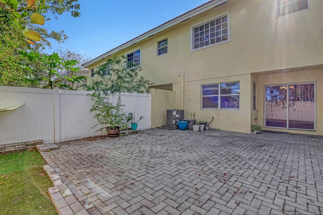 For Sale: $275,000 (2 beds, 2 baths, 1338 Square Feet)