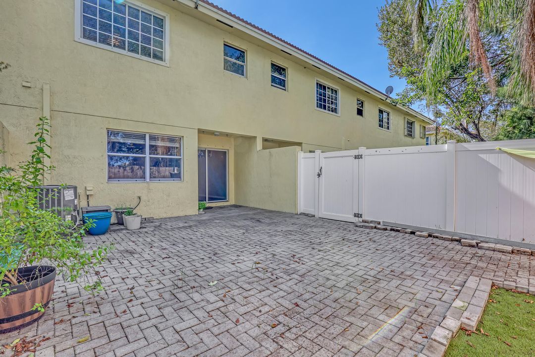 For Sale: $275,000 (2 beds, 2 baths, 1338 Square Feet)