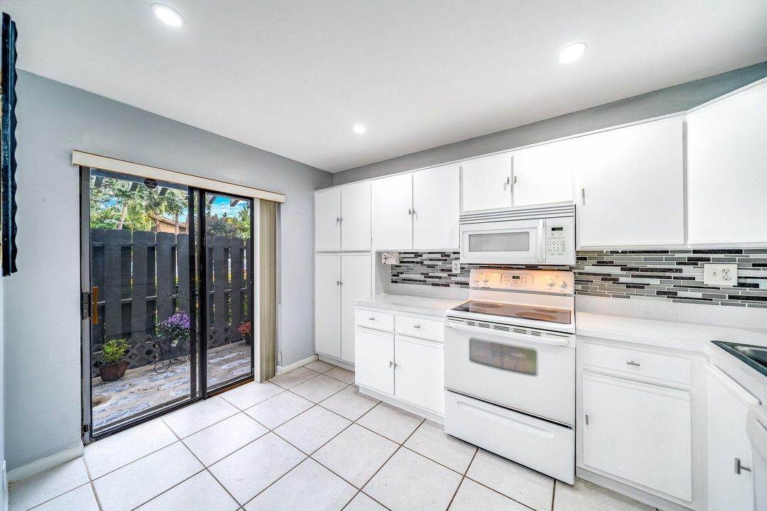 For Sale: $310,000 (2 beds, 2 baths, 1236 Square Feet)