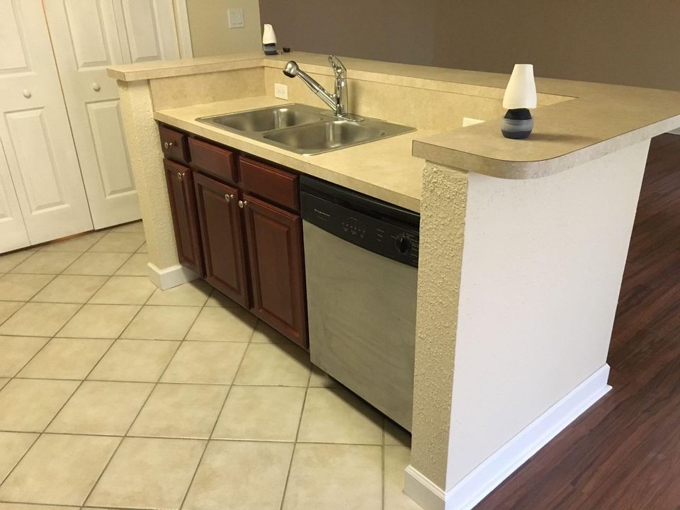 For Rent: $1,750 (1 beds, 1 baths, 950 Square Feet)