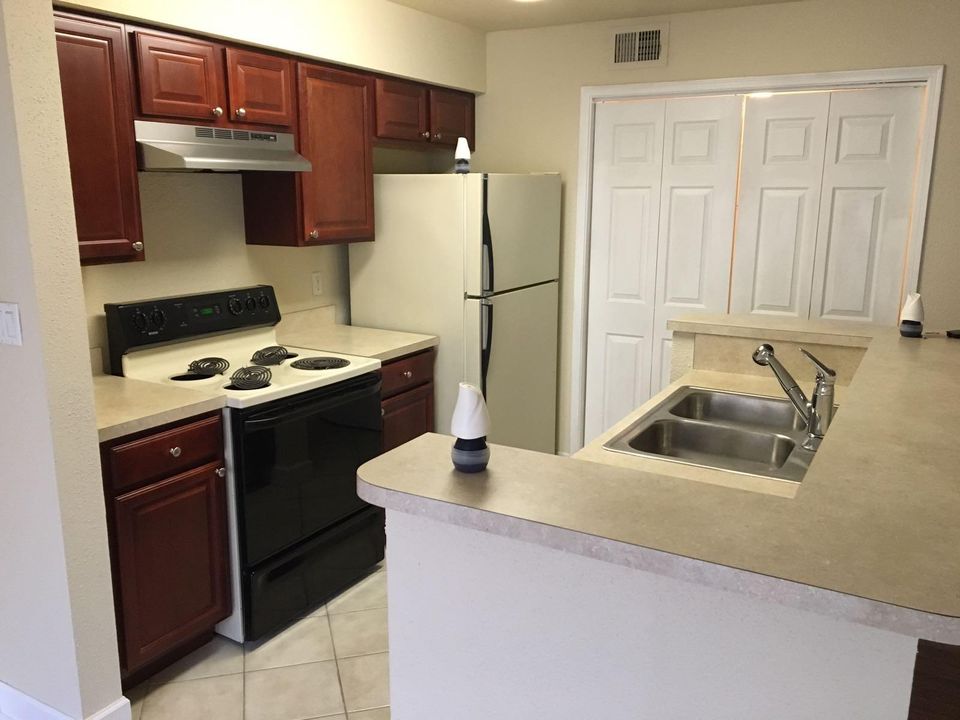 For Rent: $1,750 (1 beds, 1 baths, 950 Square Feet)