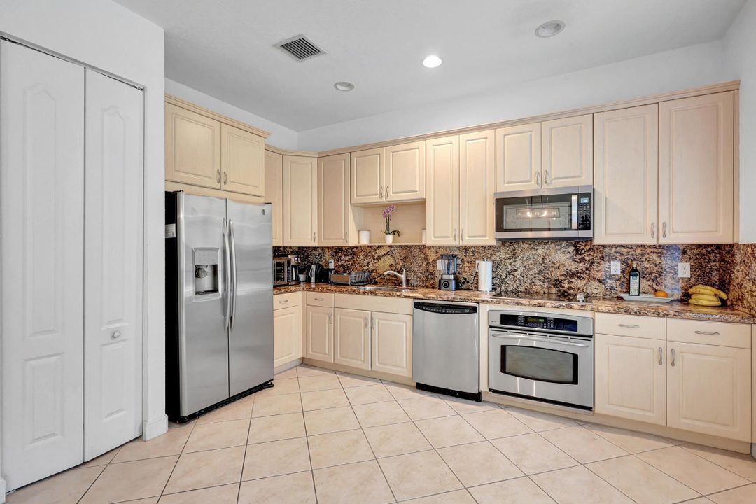 For Sale: $439,000 (3 beds, 2 baths, 1913 Square Feet)