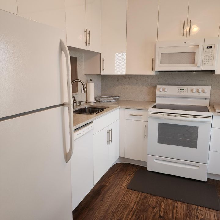 For Sale: $149,000 (2 beds, 2 baths, 860 Square Feet)