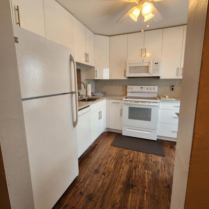 For Sale: $149,000 (2 beds, 2 baths, 860 Square Feet)