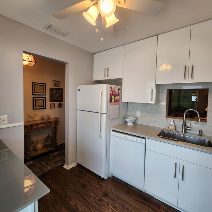 For Sale: $149,000 (2 beds, 2 baths, 860 Square Feet)