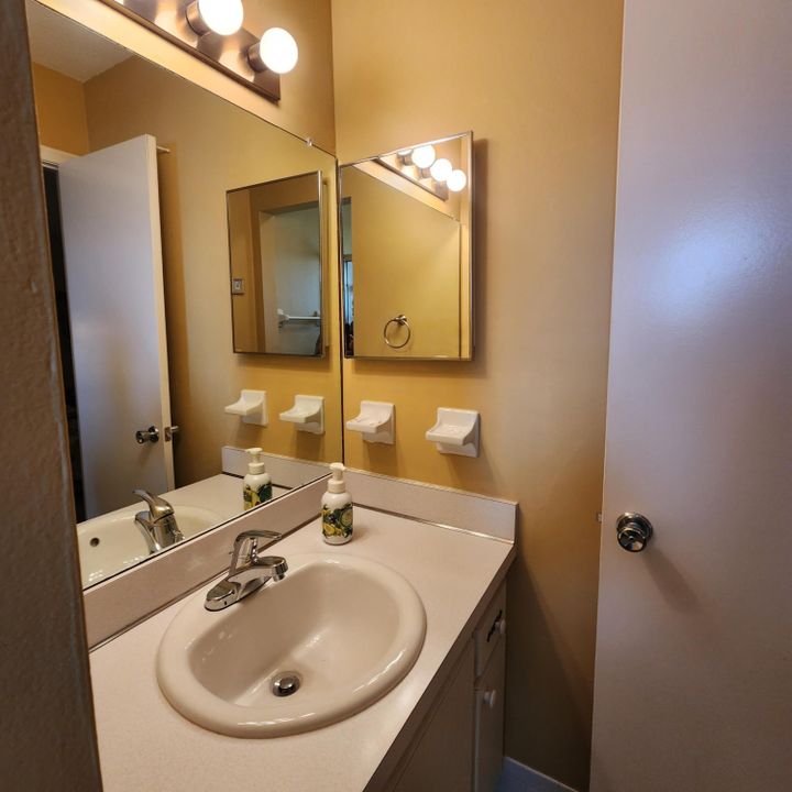 For Sale: $149,000 (2 beds, 2 baths, 860 Square Feet)