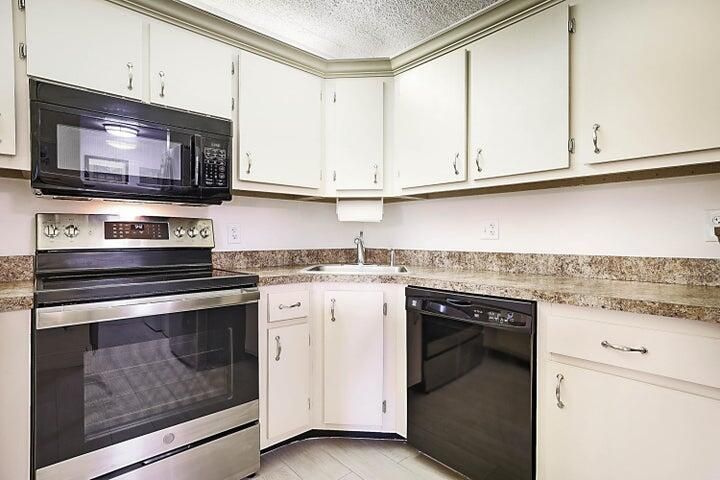 For Sale: $173,000 (2 beds, 1 baths, 935 Square Feet)