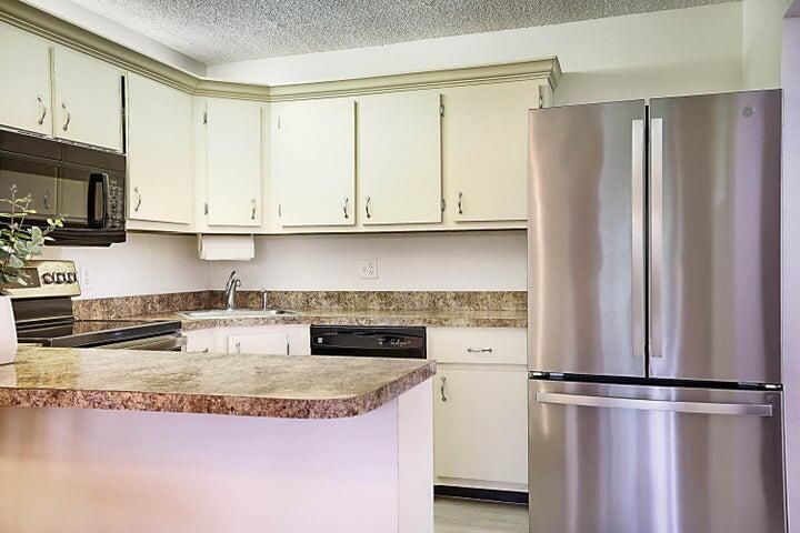 For Sale: $173,000 (2 beds, 1 baths, 935 Square Feet)