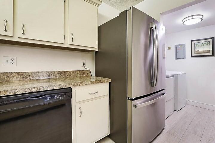 For Sale: $173,000 (2 beds, 1 baths, 935 Square Feet)