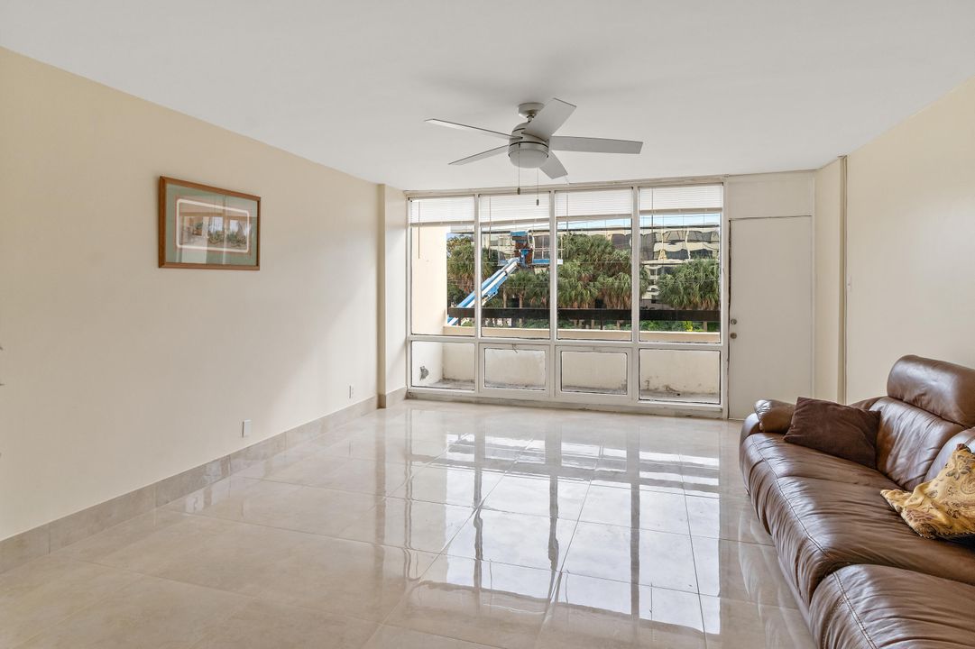 For Sale: $349,000 (2 beds, 2 baths, 1281 Square Feet)