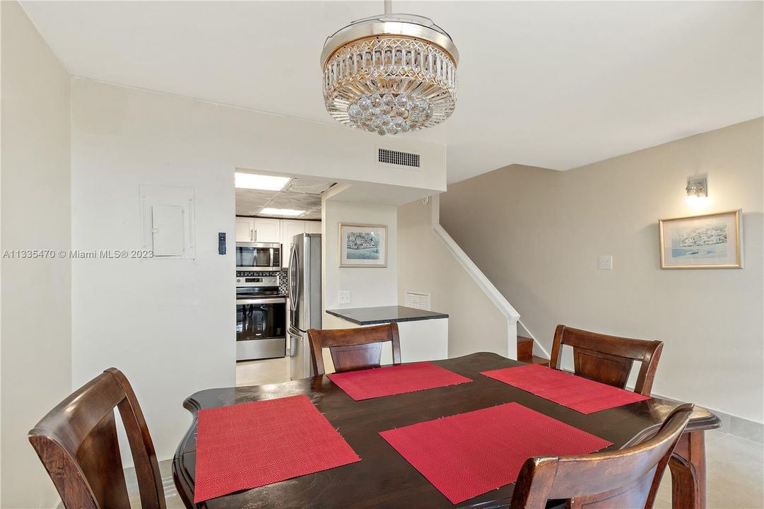 For Sale: $349,000 (2 beds, 2 baths, 1281 Square Feet)