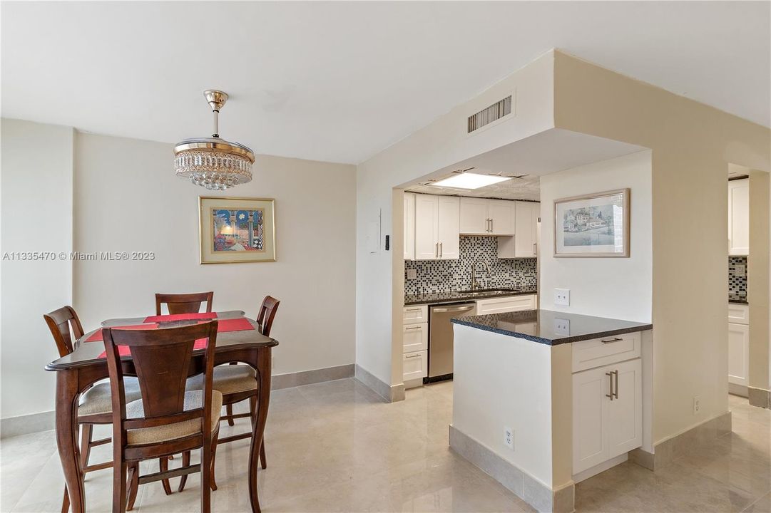 For Sale: $349,000 (2 beds, 2 baths, 1281 Square Feet)