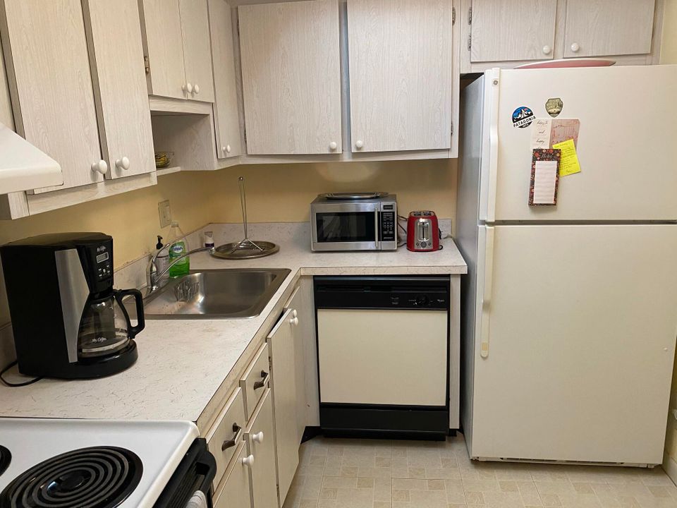 For Rent: $2,500 (2 beds, 1 baths, 979 Square Feet)