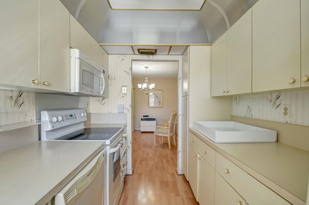 For Sale: $130,000 (1 beds, 2 baths, 1068 Square Feet)