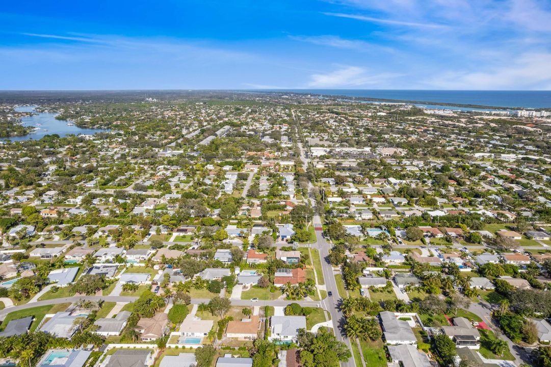 For Sale: $1,050,000 (3 beds, 2 baths, 2090 Square Feet)