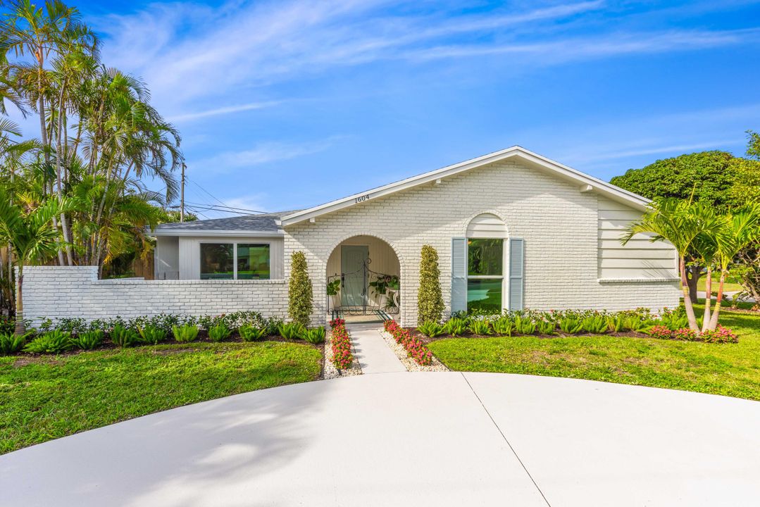 For Sale: $1,050,000 (3 beds, 2 baths, 2090 Square Feet)