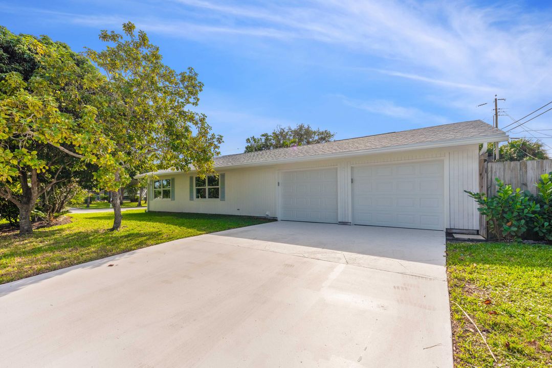 For Sale: $1,050,000 (3 beds, 2 baths, 2090 Square Feet)