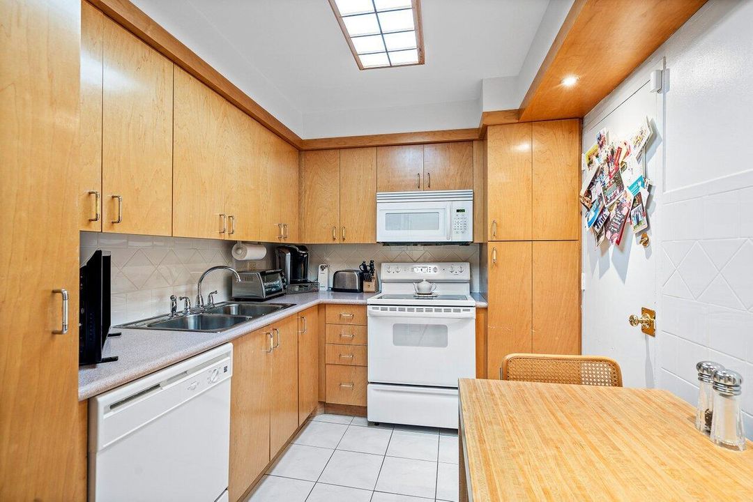 For Sale: $299,000 (1 beds, 1 baths, 720 Square Feet)