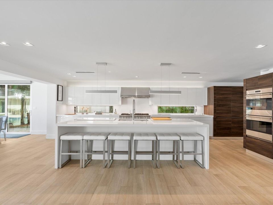 出租: $20,000 (4 贝兹, 4 浴室, 3566 平方英尺)