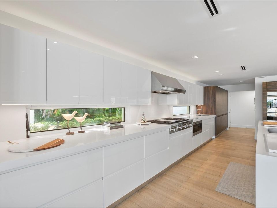 出租: $20,000 (4 贝兹, 4 浴室, 3566 平方英尺)